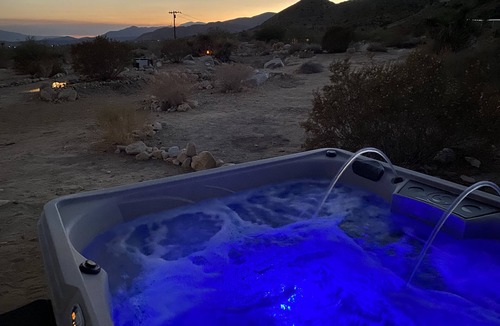 Morongo Valley House | J&B Desert Hideaway Gateway to the Desert; Stunning Views Hot Tub Outdoor Shower