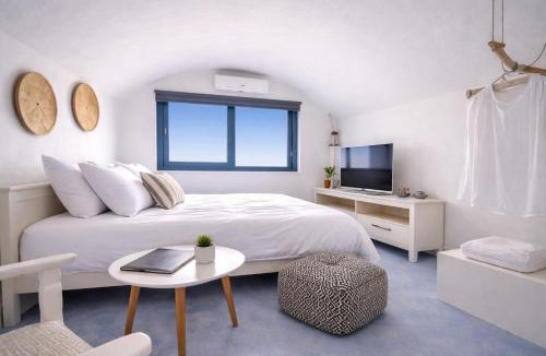 Firostefani Apartment | Jaccuzzi Romantic Suite in Firostefani,sea view!
