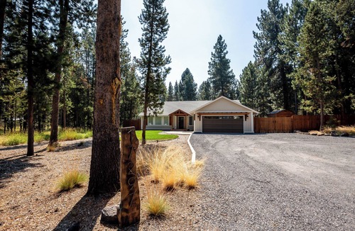 Three Rivers House | JACI97-Dog-Friendly Retreat Near Sunriver | Firepit + Fenced Yard