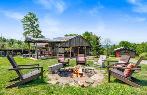 Thompson Cabin | Jack Cabin Modern Cabin for Families Close to Skiing with Hot Tub and Firepit
