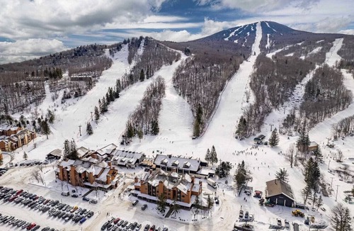 Killington Apartment | Jack S`Bearo- AC, Pool, Mountain Views, Hiking, Gym
