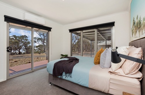 Welshmans Reef House | Jack's Point - Whole House with Waterfront Views