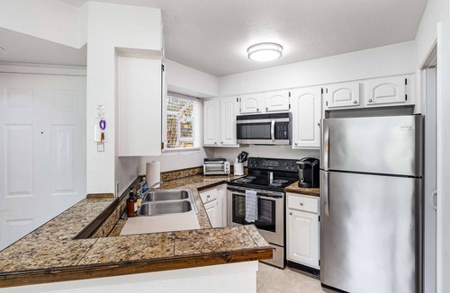 Ocean Side Village Condo | Jackie - Tranquil 1BR Condo · Walk to Beach