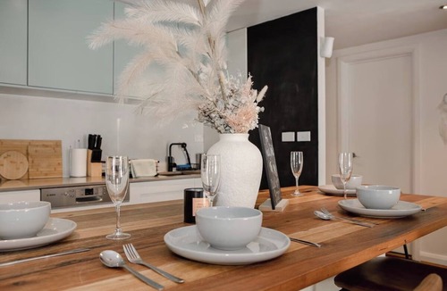 Redfern Apartment | Jack’s Cozy 2-Bedroom Retreat in Beautiful Redfern With AC + Free Parking