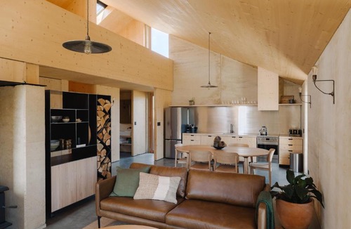 Kawarau Falls House | Jacks Point Earth House, Mountain View & Fireplace