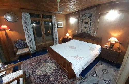 Nagin Bagh Boat Rental | Jackson Heights Houseboats