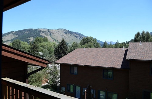 Jackson Condo | Jackson Hole 2 Bedroom Mountain Chic Townhome-10 min walk to Town Square