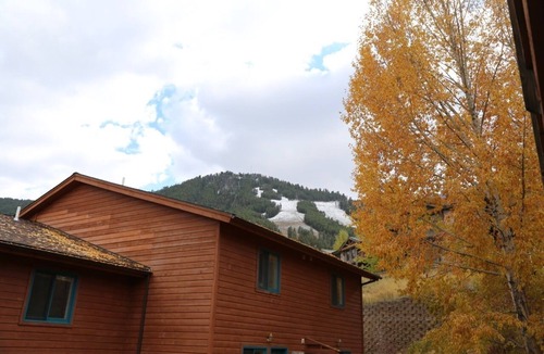 Jackson Condo | Jackson Hole 2 Bedroom Mountain Chic Townhome-10 min walk to Town Square