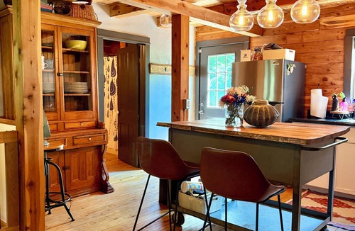 Eureka Springs Cabin | Jackson’s Cabin - Luxury Dog-Friendly Log Cabin