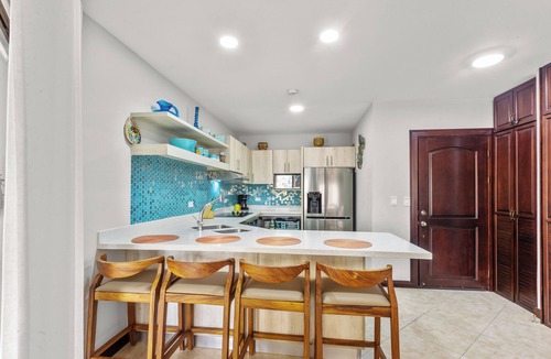 Barrio Los Faroles Condo | Jaco Beachfront Elegance at Tres Regalos Pristine Views in Lovely Jacó Beach