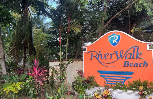 Cerro Plano House | Jaco Hideaway: 1 minute walk to direct beach access. Gated community with pool.