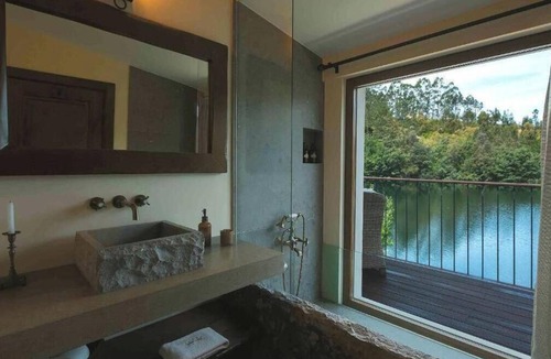 Nossa Senhora do Pranto Bed & Breakfast | Jacques de Molay Suite with balcony and river view