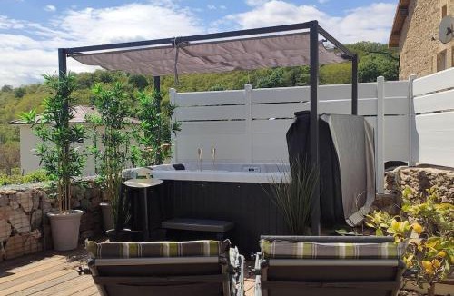 Panossas House | Jacuzzi au Lemon Tree et charme des pierres dorées