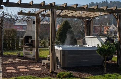 Limbus Villa | Jacuzzi, BBQ & EV plug - 5BR Villa Villi with Garden