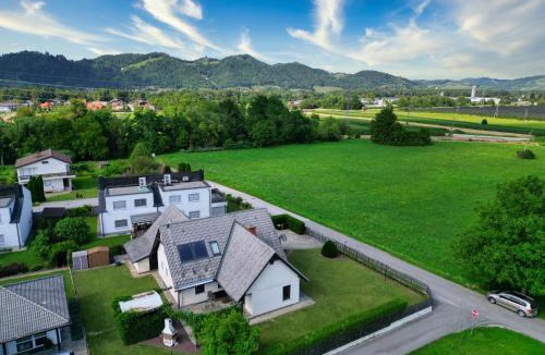 Limbus Villa | Jacuzzi, BBQ & EV plug - 5BR Villa Villi with Garden