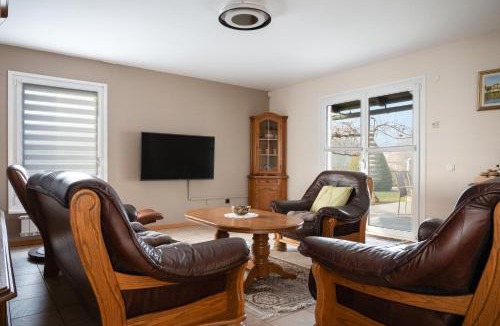 Limbus Villa | Jacuzzi, BBQ & EV plug - 5BR Villa Villi with Garden