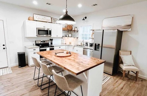Eclectic House | Jacuzzi Cottage at Lake Martin Kowaliga Bay