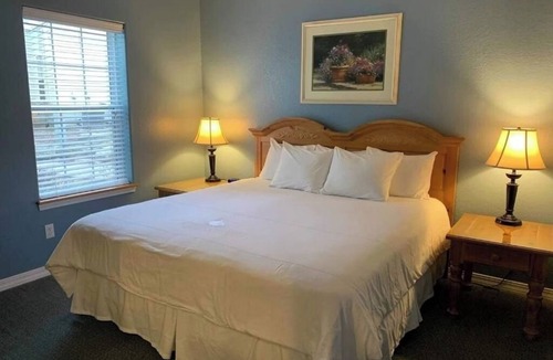 Branson Hotel | Jacuzzi + Fireplace in Getaway Minutes from Hiking & Local Hotspots | 3 Units