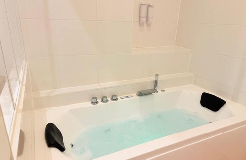 Chatel-Guyon Hotel | Jacuzzi privé - Netflix - Wi-Fi - parking gratuit