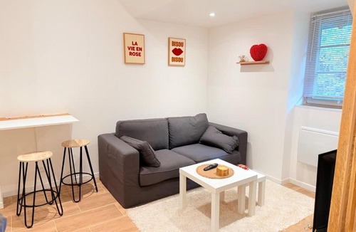 Chatel-Guyon Hotel | Jacuzzi privé - Netflix - Wi-Fi - parking gratuit