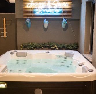 Cluj County Apartment | Jacuzzi & Sauna Skyview
