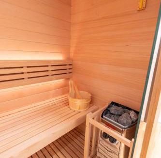 Cluj County Apartment | Jacuzzi & Sauna Skyview