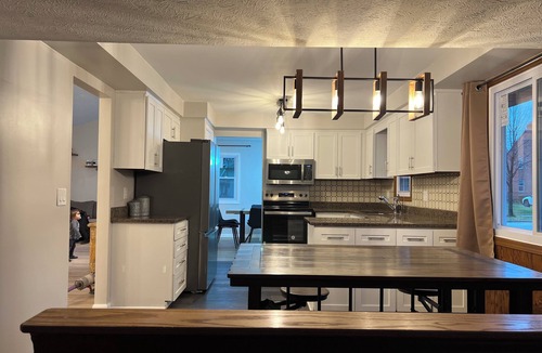 South Euclid House | Jacuzzi! Spacious 4-bedroom 3-full Bath house with WiFi and AC near Beachwood