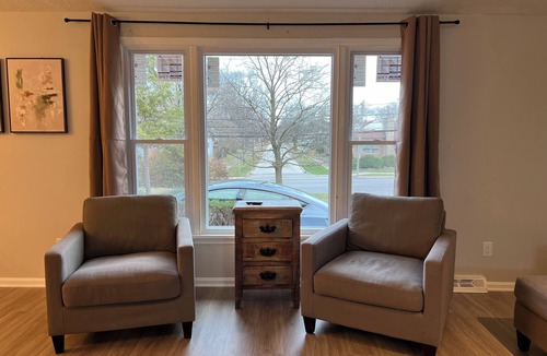 South Euclid House | Jacuzzi! Spacious 4-bedroom 3-full Bath house with WiFi and AC near Beachwood
