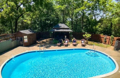 Eureka Springs Historic District Apartment | Jacuzzi Suite 206 at Tradewinds