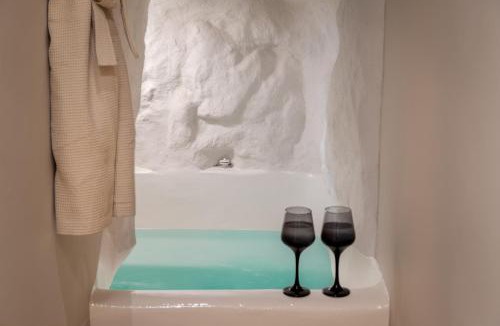 Mykonos Town Hotel | Jacuzzi Suite by Divalproperties-Mykonos