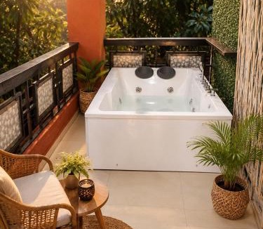 Thane West House | Jacuzzi Villa with Pool