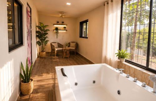 Thane West House | Jacuzzi Villa with Pool