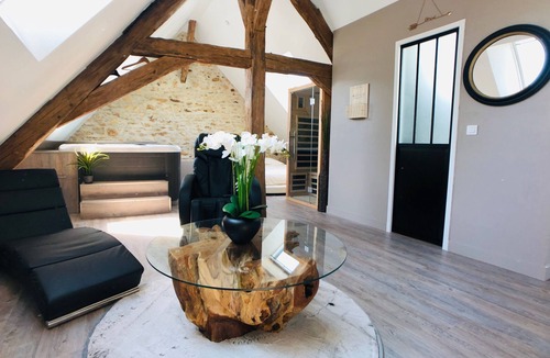 Petit Moisenay Apartment | Jade Cupid Suite.