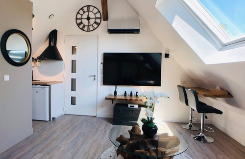 Petit Moisenay Apartment | Jade Cupid Suite.