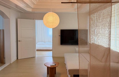 Suwon Apartment | JAJA Haenggung, SuwonㅣNext to Hwaseong FortressㅣCozy Korean VibeㅣComfortable & Well-keptㅣUp to 8 guestsㅣFree ParkingㅣLoved by many guests