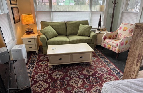 Shoreby Hill Apartment | Jamestown in town studio