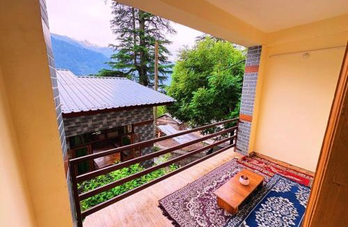 Manali Hotel | Jamming Tree