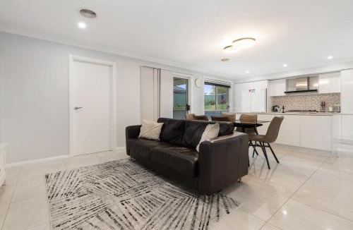 Bletchington House | Japonica Dream - Modern Family Home Free Wifi