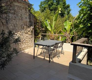Lodeve Apartment | Jardin d'Ayush