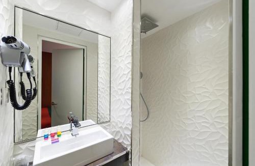 Clignancourt Hotel | Jardins de Montmartre
