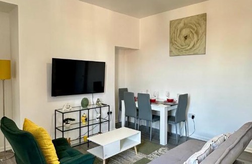 Jarrow Apartment | Jarrow Haven Contractor Family Stay with FREE Parking Sleeps 8