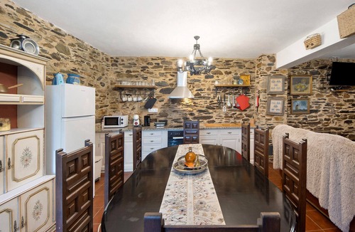 Arouca Apartment | 'Jasmim' Room with Shared Pool in Arouca