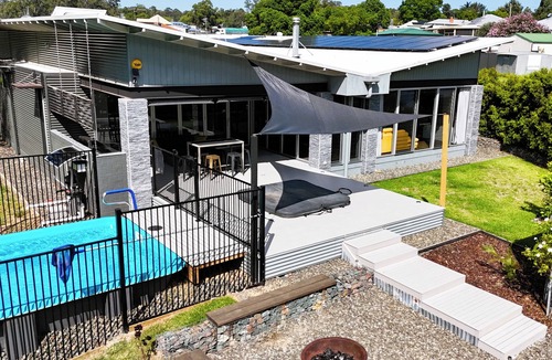 Ellalong House | Jasmine Escape |Architect-Designed Bush Retreat, Pool, Sunken Spa & Fire Pit