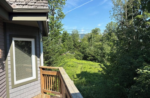 North Troy House | Jay Peak 2BR/2BA Ski-in/Ski-Out V341