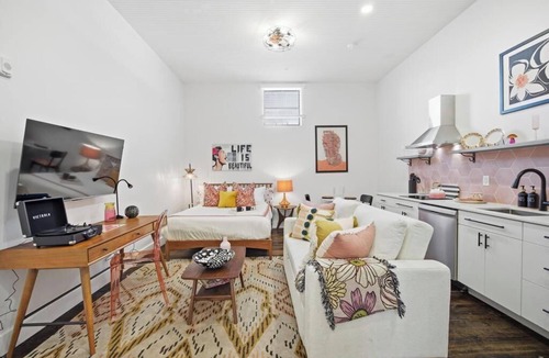 Downtown Jacksonville Apartment | Jazzy Studio at the Raven Pool Onsite Paid Parking
