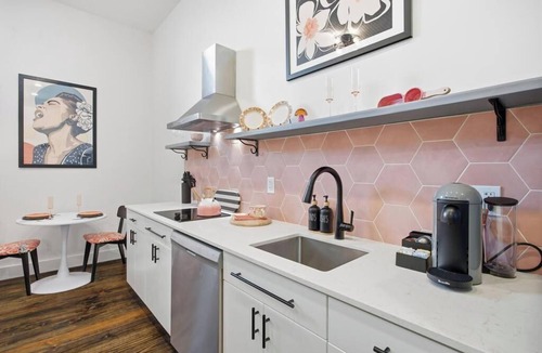 Downtown Jacksonville Apartment | Jazzy Studio at the Raven Pool Onsite Paid Parking