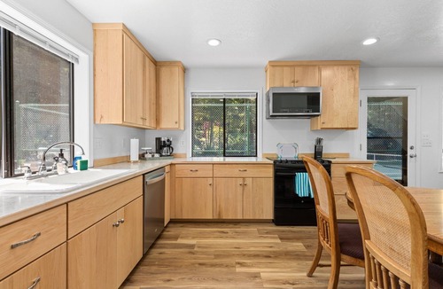 Hiouchi Cabin | Jed Smith Cabin with Tennis/Pickle ball courts and HOT TUB!