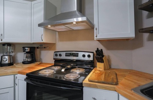 Weston Apartment | Jelinek Hideaway Unit 6 - Modern 2BR Apartment
