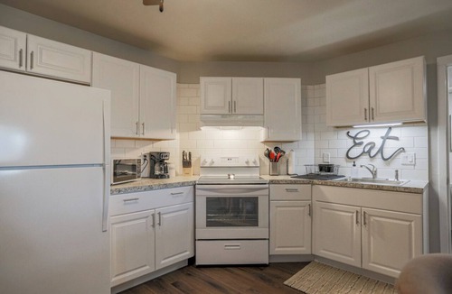 Weston Apartment | Jelinek Hideaway Unit 2 - Modern 2BR Apartment