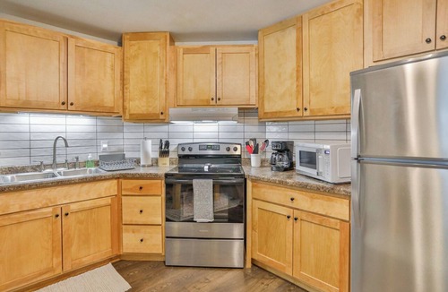 Weston Apartment | Jelinek Hideaway Unit 5 - Modern 2BR Apartment